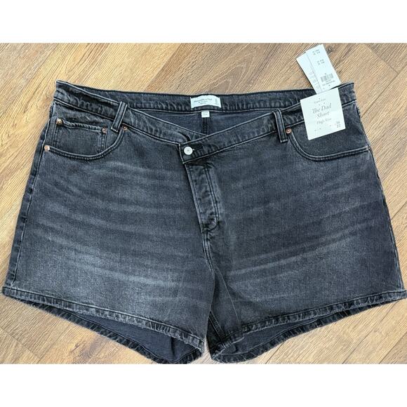 NEW Abercrombie & Fitch Denim Shorts High Rise Dad Jeans 36” Waist Plus Sz 22 - Picture 1 of 2